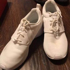 White roshe Nike’s